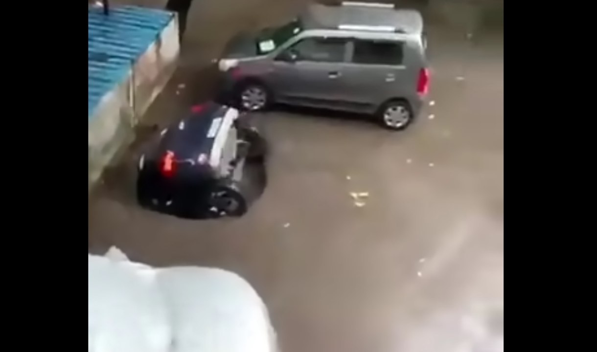 VÍDEO: A este COCHE se lo traga la tierra... LITERALMENTE!! ¿QUÉ ha pasado AQUÍ?