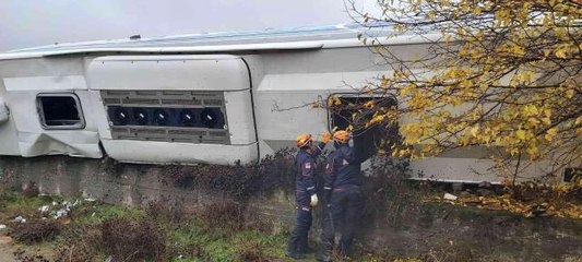 Diyarbakır'da yolcu otobüsü devrildi: Çok sayıda yaralı var