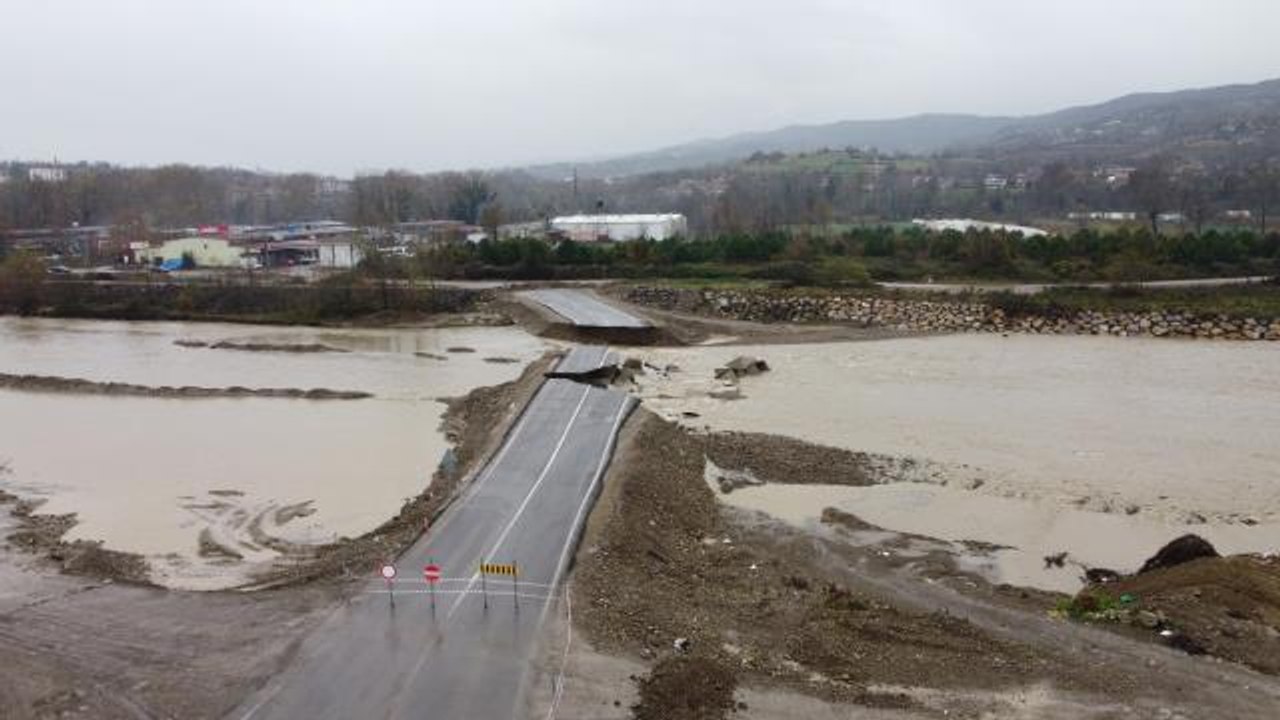 Bartın'da sağanak nedeniyle servis yolunun bir bölümü yıkıldı