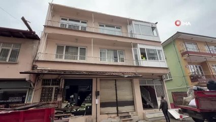 Düzce'de meydana gelen depremde ağır hasar alan evin yıkımına başlandı