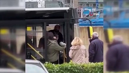 Pendik'te şoförle tartışan yolcuyu, diğer yolcular otobüsten attı