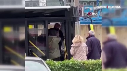 Pendik'te şoförle tartışan yolcuyu, diğer yolcular otobüsten attı! Gergin anlar kamerada