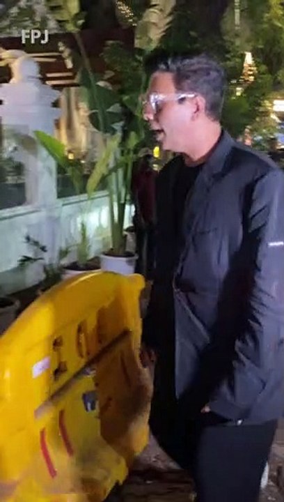 #Watch: Ananya Panday, Aryan Khan, Sonam Kapoor, and others attend #KaranJohar's star-studded dinner party in #Mumbai