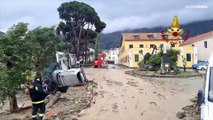 ارتفاع عدد قتلى انهيار أرضي بجزيرة إسكيا الإيطالية إلى 3 واستمرار عمليات الإنقاذ