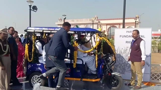 राज्यपाल काफी सीरियस बैठे हैं, सोचा इन्हें हंसा दूं...