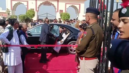 राज्यपाल काफी सीरियस बैठे हैं, सोचा इन्हें हंसा दूं...