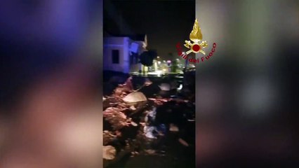 Video herunterladen: Treize personnes sont portées disparues après un glissement de terrain du aux fortes pluies sur l'île italienne d'Ischia, au large de Naples