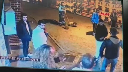 Eğlence mekanından çıkanlara dehşeti yaşattılar! Para istediler, vermeyenlere bıçakla saldırdılar