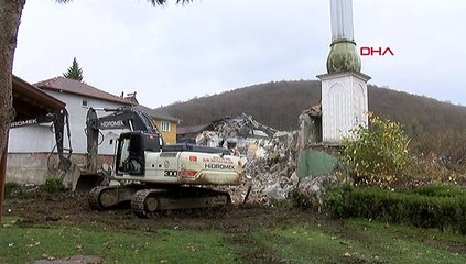 Düzce'de hasarlı bina ve cami yıkılıyor