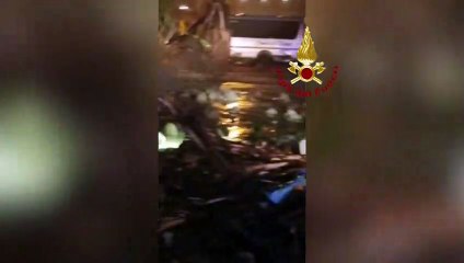 12 مفقودا اثر انزلاق تربة في جزيرة إيطالية ولا وفيات مؤكدة