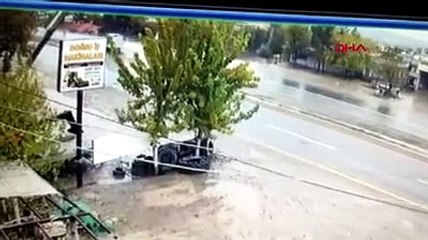 Yolcu otobüsü şarampole devrildi: Kaza anı kamerada