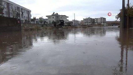 Midyat'ta ev ve iş yerlerini su bastı, yollar gölete döndü