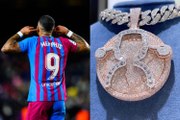 Un pendentif tout en diamants de la célébration de Memphis Depay