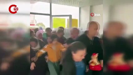 İzmir'de ucuz halı izdihamında 2 kadın hastanelik oldu