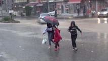 Sağanak yağış Cizre'de hayatı olumsuz etkiledi