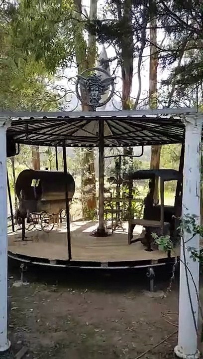 Ils ont fabriqué un manège pour leurs petits enfants... magnifique