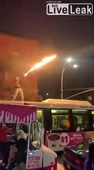 Descargar video: Un dingue s'amuse avec un lance-flamme sur le toit d'un bus en plein New York