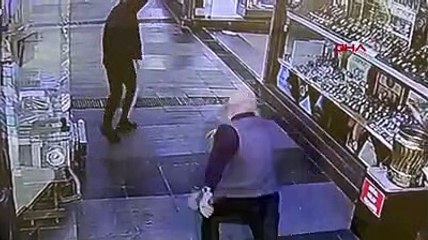 Çayı geç getirdi diye vurdu