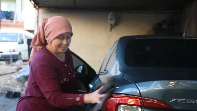 Karacasu'da 2 Yıl Önce Vefat Eden Oto Yıkamacı Eşinin Mesleğini Sürdüren Ayşe Karcılı: Görenler Önce Şaşırıyor, Sonra 'Sen Yıka' Diyorlar