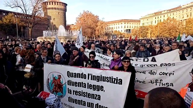 Milano, corteo no vax da piazza Castello a piazza XXIV Maggio: Siamo tornati in strada