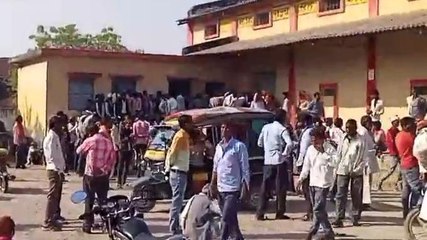 टीकमगढ़: घंटों लाइन में खड़े रहे किसान, ब्लैक में बिक जा रही खाद, किसानों का आरोप