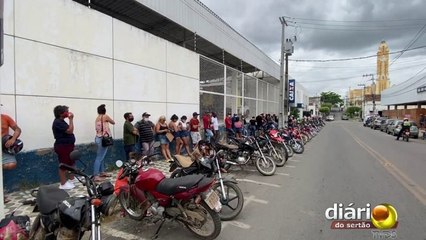 Fila ao redor da Caixa Econômica de Cajazeiras revolta usuários: “Tenham pena dos pobres”