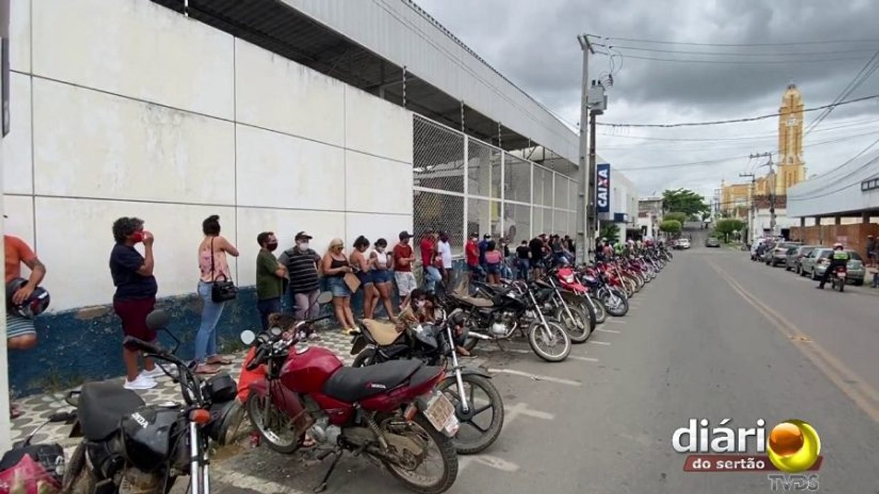 Fila ao redor da Caixa Econômica de Cajazeiras revolta usuários: “Tenham pena dos pobres”