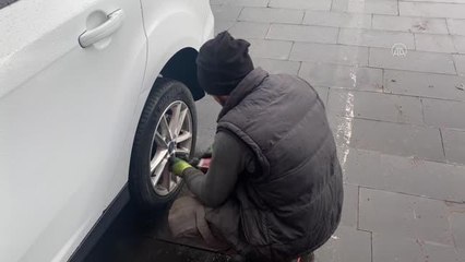 Kar yağışıyla oto lastikçilerinde "kış lastiği" mesaisi arttı