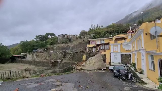 Frana a Casamicciola, auto travolte dal fango