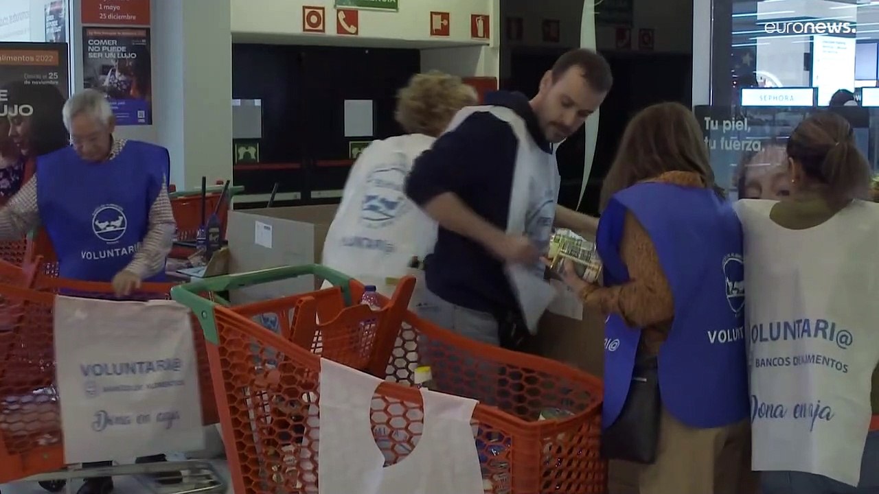 Волонтеры в Испании собирают продовольственную помощь для нуждающихся
