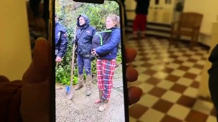 Il racconto degli sfollati: "Recuperati con una corda"