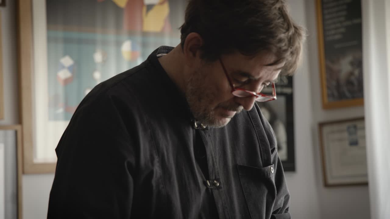 La biblioteca de Almudena Grandes a través de los ojos de Luis García Montero: "Está tal y como la dejó"