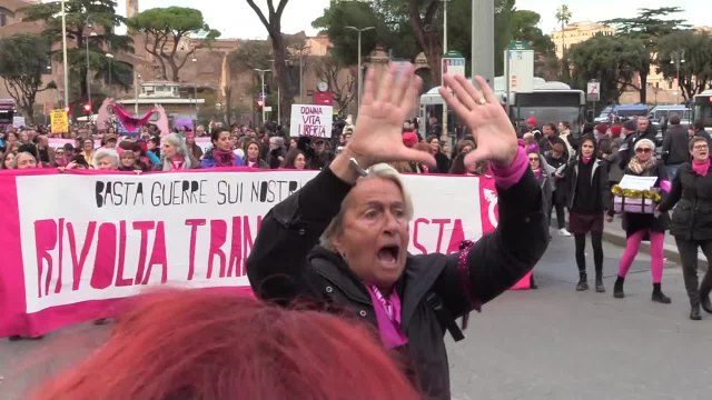 Violenza donne, il corteo di 'Non una di Meno' sfila tra le strade di Roma