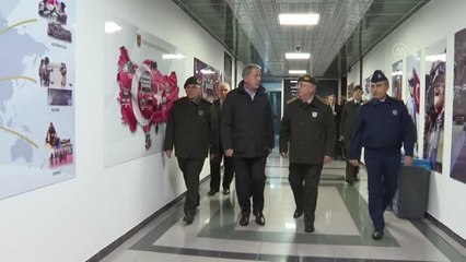 Bakan Akar, iki askerin şehit olmasının ardından TSK komuta kademesi ile Kara Kuvvetleri Harekat Merkezi'nde