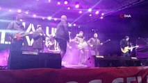 Haluk Levent soğuk havaya rağmen konsere devam etti