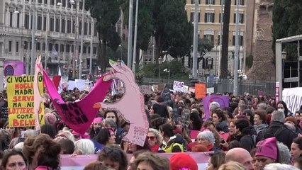 İtalya'da kadına yönelik şiddet protesto edildi