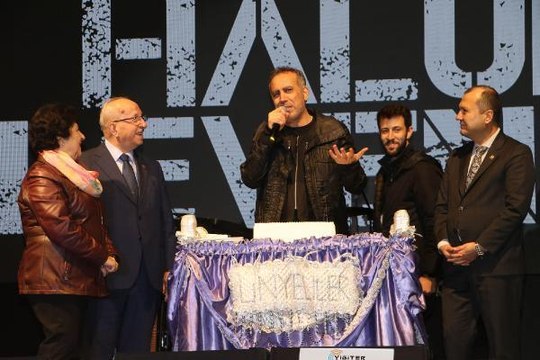 SANATÇI HALUK LEVENT'E SAHNEDE SÜRPRİZ DOĞUM GÜNÜ KUTLAMASI