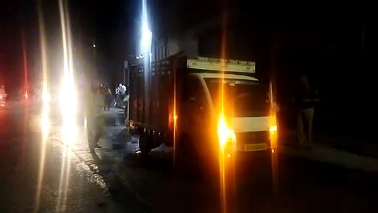 हिट एंड रन- ब्रेकर से अनियंत्रित होकर गिरा, तेज रफ्तार वाहन ने कुचला