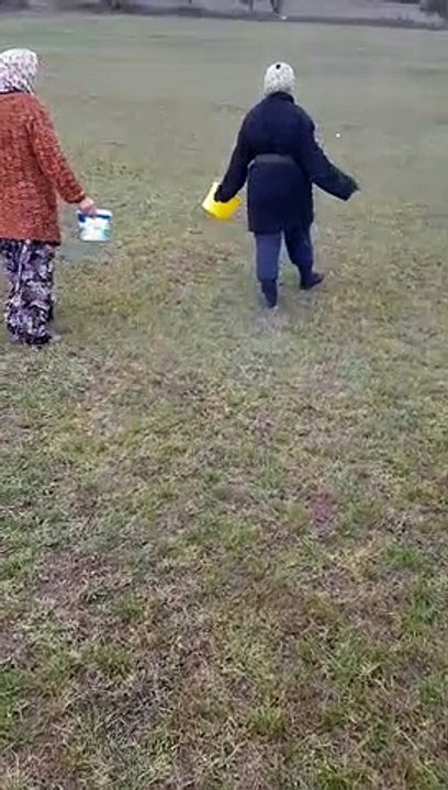 Berburu jamur bersama tetangga dan suami Turki ku di ladang luas