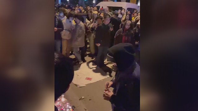 Çin'de bir ilk: Hükümet karşıtı slogan attılar