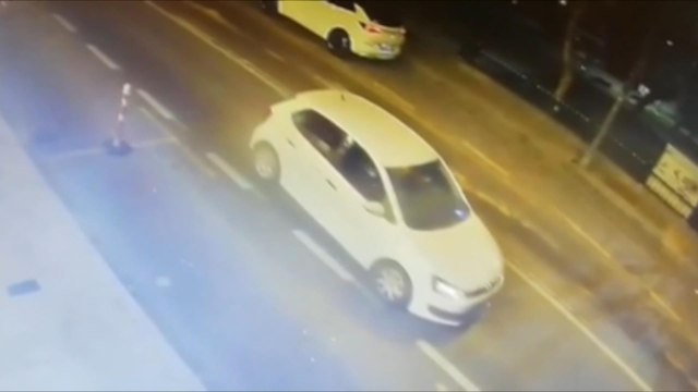 Beşiktaş'ta lüks otomobillerin olduğu galeriyi kurşunlayan şüpheliler kamerada