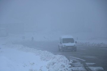 YÜKSEKOVA'DA KAR NEDENİYLE 115 YERLEŞİM YERİNİN YOLU ULAŞIMA KAPANDI