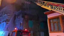 Bursa'nın Osmangazi ilçesinde üç katlı binada çıkan yangın, çevredeki evlere sıçramadan söndürüldü.
