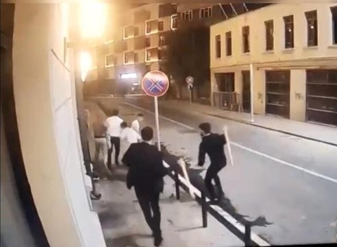 Demir sopalı vale dehşeti: Park ücreti için müşterileri öldüresiye dövdüler