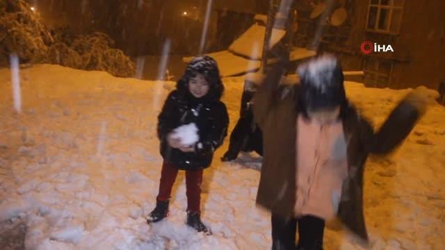 Hakkari'de kar yağışı nedeniyle 45 köy, 110 mezra yolu ulaşıma kapandı