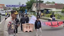 Aksi Aremania Blokade Jalan, Tuntut Usut Tuntas Tragedi Kanjuruhan!