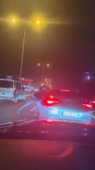 TEM OTOYOLU'NDA TRAFİKTE TARTIŞTIĞI SÜRÜCÜYE TEKMEYLE SALDIRDI