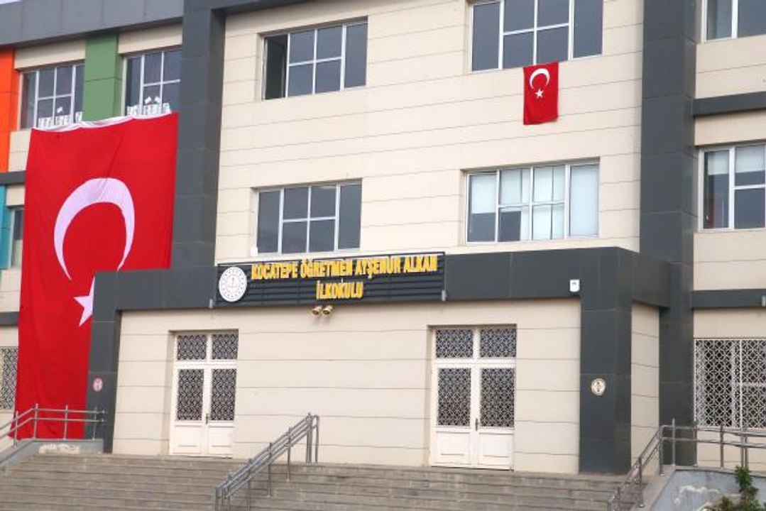 GAZİANTEP - YPG/PKK'lı teröristlerin hayattan kopardığı öğretmen Ayşenur Alkan'ın adı görev yaptığı okula verildi