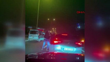 Trafik magandaları önünü kestikleri otomobilin sürücüsüne saldırdı