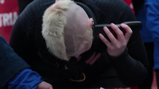 Mechones de pelo en Piccadilly Circus en apoyo a las mujeres de Irán